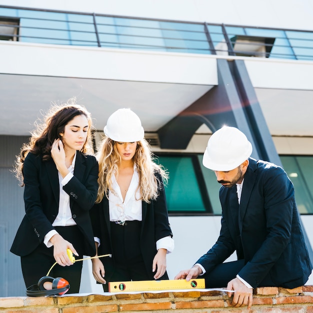 architects-wearing-helmets_23-2147702485