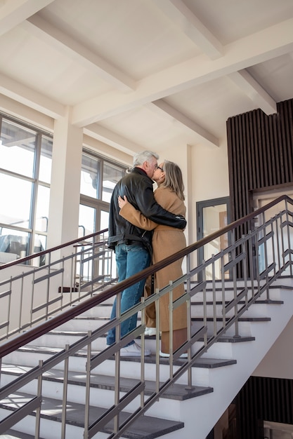 full-shot-senior-couple-kissing_23-2149391027