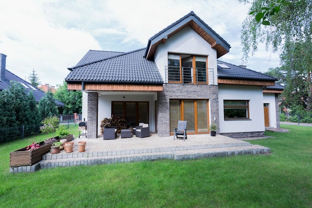 spacious-garden-terrace-house_828688-1518